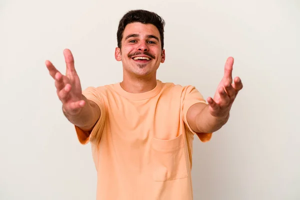 Jovem Caucasiano Isolado Fundo Branco Sente Confiante Dando Abraço Câmera — Fotografia de Stock