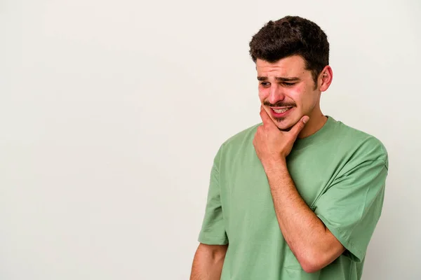 Young Caucasian Man Isolated White Background Touching Back Head Thinking — Stock Photo, Image