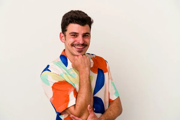 Jovem Caucasiano Isolado Fundo Branco Sorrindo Feliz Confiante Tocando Queixo — Fotografia de Stock