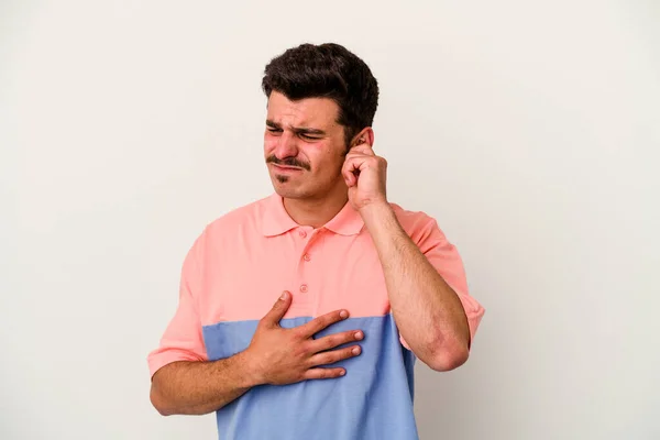 Jeune Homme Caucasien Isolé Sur Fond Blanc Couvrant Les Oreilles — Photo