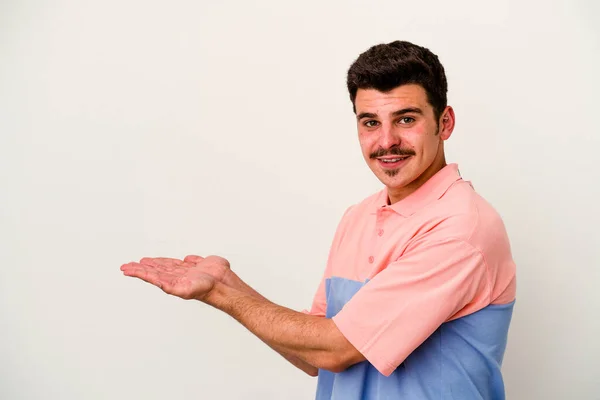 Jovem Caucasiano Isolado Fundo Branco Segurando Espaço Cópia Uma Palma — Fotografia de Stock