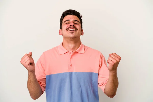 Jovem Caucasiano Isolado Fundo Branco Relaxado Feliz Rindo Pescoço Esticado — Fotografia de Stock