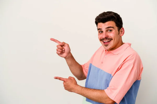 Jonge Blanke Man Geïsoleerd Witte Achtergrond Opgewonden Wijzend Met Wijsvingers — Stockfoto