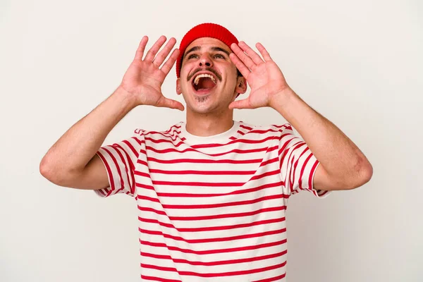 Beyaz arka planda izole edilmiş beyaz bir adam heyecanlı bir şekilde bağırıyor..