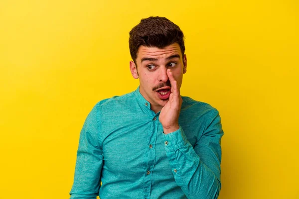 Young Caucasian Man Isolated Yellow Background Saying Secret Hot Braking — Stock Photo, Image