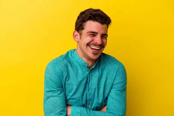 Young Caucasian Man Isolated Yellow Background Laughing Having Fun — Stock Photo, Image