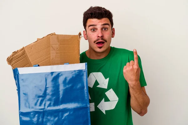 Junger Kaukasischer Mann Recycelt Pappe Isoliert Auf Weißem Hintergrund — Stockfoto