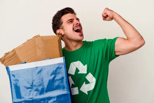 Junger Kaukasischer Mann Recycelt Pappe Isoliert Auf Weißem Hintergrund — Stockfoto