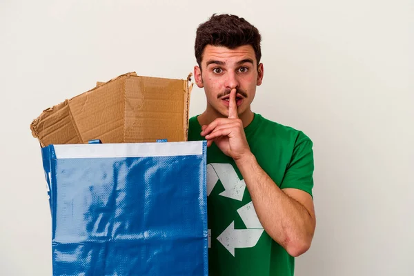 Junger Kaukasischer Mann Recycelt Pappe Isoliert Auf Weißem Hintergrund — Stockfoto