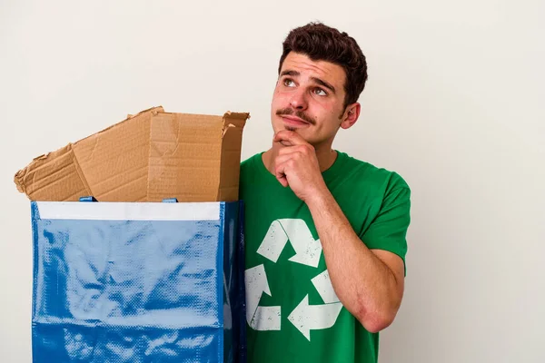 Junger Kaukasischer Mann Recycelt Pappe Isoliert Auf Weißem Hintergrund — Stockfoto