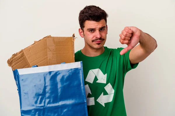 Ung Kaukasisk Man Återvinning Kartong Isolerad Vit Bakgrund — Stockfoto