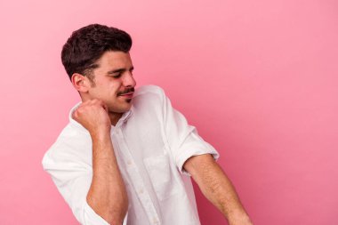 Genç beyaz adam pembe arka planda izole edilmiş dans ediyor ve eğleniyor..