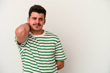 Beyaz arka planda izole edilmiş genç beyaz bir adam kafasının arkasına dokunuyor, düşünüyor ve bir seçim yapıyor..