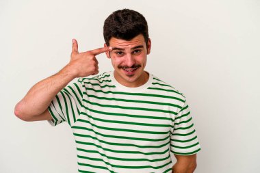 Beyaz arka planda izole edilmiş genç beyaz bir adam işaret parmağıyla hayal kırıklığı jesti gösteriyor..