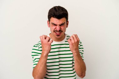 Beyaz arka planda izole edilmiş genç beyaz adam gergin elleriyle çığlık atıyor..