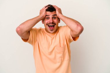 Beyaz arka planda izole olmuş genç beyaz bir adam çığlık atıyor, çok heyecanlı, tutkulu, bir şeyden memnun..