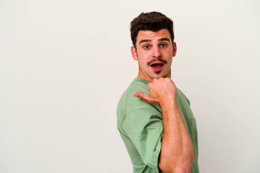 Beyaz arka planda izole genç beyaz adam parmak uzakta, gülüyor ve kaygısız.