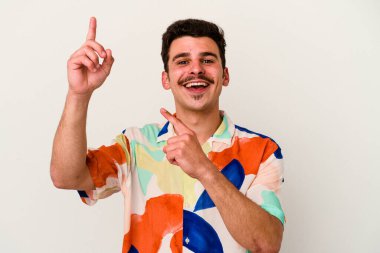 Beyaz arka planda izole edilmiş genç beyaz adam dans ediyor ve eğleniyor..