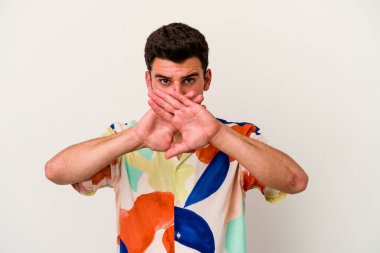 Beyaz arka planda izole genç beyaz adam inkar jesti yapıyor.