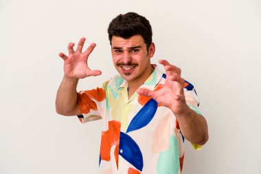 Beyaz arka planda izole edilmiş genç beyaz adam gergin elleriyle çığlık atıyor..