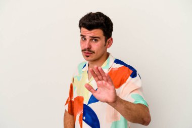 Beyaz arka planda izole genç beyaz adam yakın bir tehlike nedeniyle şoka uğruyor