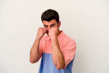 Beyaz arka planda izole olmuş genç beyaz bir adam bir tartışma yüzünden yumruk atıyor, sinirleniyor, kavga ediyor, boks yapıyor..