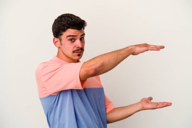 Beyaz arka planda izole edilmiş beyaz bir adam iki eliyle bir şey tutuyor..