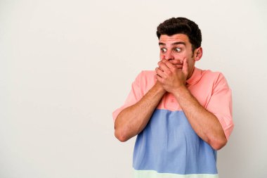 Beyaz arka planda izole edilmiş beyaz tenli genç adam ağzını eliyle kapatan bir fotokopi odasına bakıyor..
