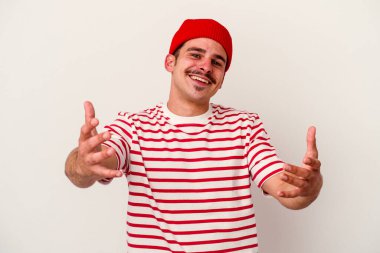 Beyaz arka planda izole edilmiş beyaz bir genç hoş bir ifade sergiliyor..