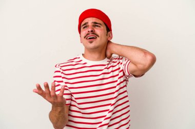 Beyaz arka planda izole edilmiş genç beyaz bir adam öfkeyle bağırıyor..