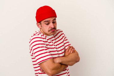 Beyaz arka planda izole genç beyaz adam tekrarlanan bir görevden yoruldu.