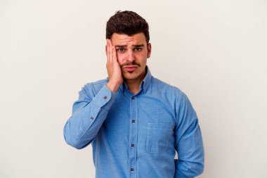 Beyaz arka planda izole olmuş beyaz tenli genç adamın yanakları şişer, yorgun bir ifadesi vardır. Yüz ifadesi kavramı.