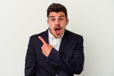 Beyaz arka planda izole edilmiş kablosuz kulaklık takan beyaz iş adamı...