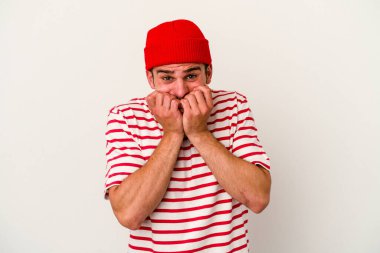 Beyaz arka planda izole edilmiş, tırnak yiyen, gergin ve endişeli genç bir beyaz adam..