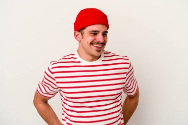 Beyaz arka planda izole edilmiş genç beyaz adam mutlu, güler yüzlü ve neşeli..
