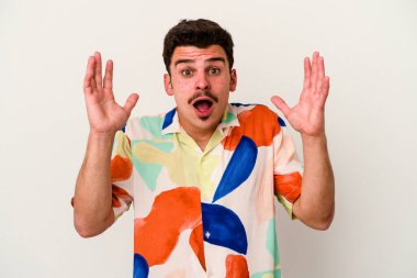 Beyaz arka planda izole genç beyaz adam bir fikri, ilham konsepti var.