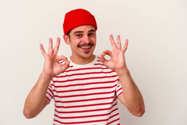 Beyaz arka planda izole edilmiş genç beyaz bir adam neşeli ve kendinden emin..