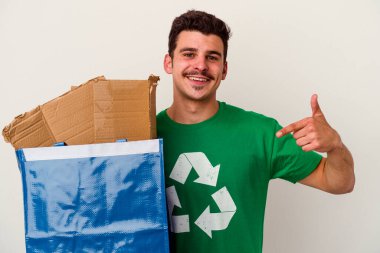 Beyaz arka planda izole edilmiş karton geri dönüşümü yapan beyaz bir adam.
