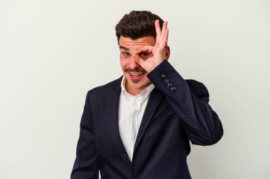 Beyaz arka planda izole edilmiş kablosuz kulaklık takan beyaz iş adamı heyecanlı..