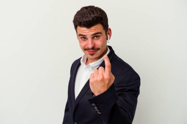 Beyaz arka planda izole edilmiş kablosuz kulaklık takan genç beyaz iş adamı sanki seni davet ediyormuş gibi seni işaret ediyor..