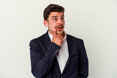 Beyaz arka planda izole edilmiş kablosuz kulaklık takan genç beyaz iş adamı bir şeyin fotokopi odasına baktığını düşünerek rahatladı..