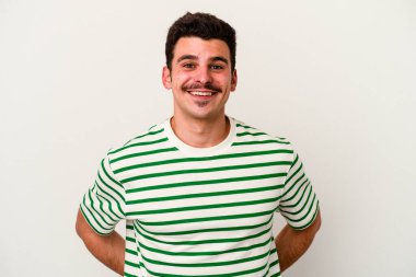 Beyaz arka planda izole edilmiş genç beyaz adam mutlu, güler yüzlü ve neşeli..