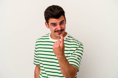 Beyaz arka planda izole edilmiş genç beyaz bir adam seni işaret ediyor. Sanki davet ediliyormuş gibi..