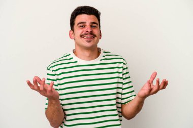 Beyaz arka planda izole edilmiş beyaz bir genç hoş bir ifade sergiliyor..