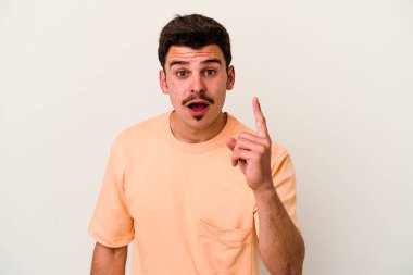 Beyaz arka planda izole genç beyaz adam bir fikri, ilham konsepti var.