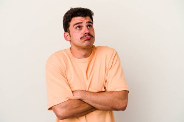 Beyaz arka planda izole genç beyaz adam tekrarlanan bir görevden yoruldu.