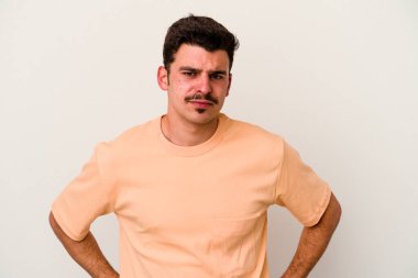 Beyaz arka planda izole olmuş beyaz tenli genç adamın yanakları şişer, yorgun bir ifadesi vardır. Yüz ifadesi kavramı.