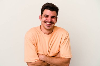 Beyaz arka planda izole genç beyaz adam gülüyor ve eğleniyor..