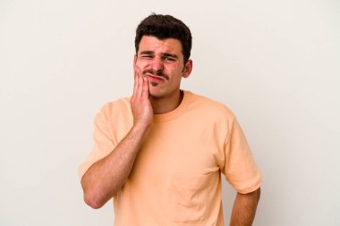 Beyaz arka planda izole genç beyaz adam güçlü bir diş ağrısı, azıdişi ağrısı var..