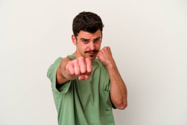 Beyaz arka planda izole olmuş genç beyaz bir adam bir tartışma yüzünden yumruk atıyor, sinirleniyor, kavga ediyor, boks yapıyor..